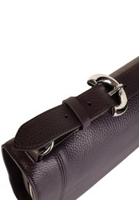 Borsa a mano in pelle viola con finitura testurizzata, dotata di hardware in tonalità argento e di una tracolla ampia fissata con una fibbia lucida.