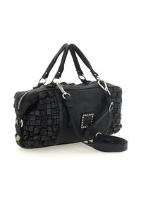 Borsa a mano in pelle nera con design laterale intrecciato, ferrature argentate, doppi manici e tracolla removibile. Superfici lisce e strutturate.