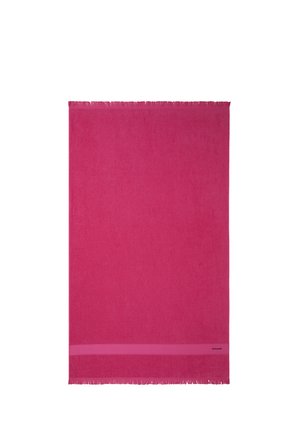 Serviette rectangulaire d'un rose vif uni avec des bords à franges et une bande étroite près d'une extrémité sur fond blanc.