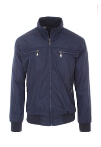 Giacca leggera blu navy con colletto alto, chiusura frontale con zip e due tasche sul petto. Polsini e vita a costine, texture liscia.