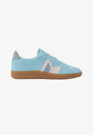 Baskets en daim bleu clair avec des accents latéraux beige et gris, semelle en gomme et design à lacets, vues de profil gauche sur fond blanc.