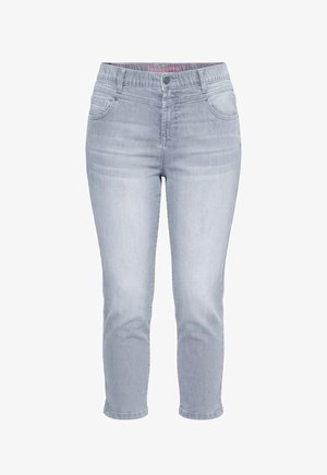 Vaqueros cortos de talle alto en gris claro con bolsillos delanteros, trabillas para cinturón, cremallera y cierre de botón, con detalles sutiles descoloridos.