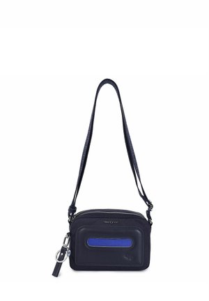 Petit sac bandoulière noir avec sangle réglable, poche avant zippée, accent bleu et logo Hedgren sur fond blanc.