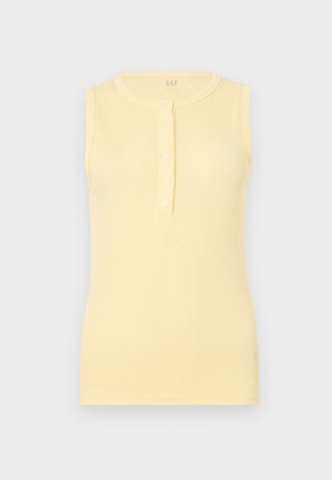 Maiou galben nervurat fără mâneci, cu guler rotund și o panglică frontală cu patru nasturi.