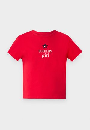 Camiseta de algodón roja con mangas cortas, que presenta el texto "tommy girl" y un acento de estrella negra en el frente.