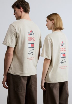 90S PEAKS BACKPRINT TEE UNISEX - Trükipildiga T-särk - gulf sand