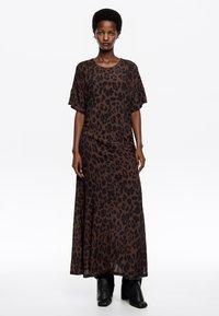 Maxikleid mit braunem Leopardenmuster und kurzen Ärmeln, aus leichtem Stoff, mit entspanntem Schnitt und fließender Silhouette.