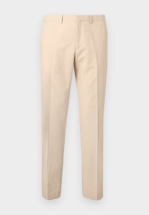 Pantalones ajustados beige con trabillas para cinturón, cremallera frontal y pliegue a lo largo de las piernas, mostrados sobre un fondo gris claro.