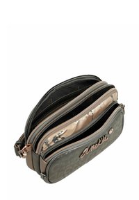 Bolso cruzado compacto gris con tres compartimentos con cremallera, bolsillo interior estampado beige y logotipo de la marca en el panel frontal.