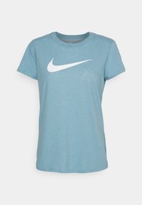 Ljusblå kortärmad t-shirt med rund halsringning och en stor vit Nike swoosh-logga över bröstet.