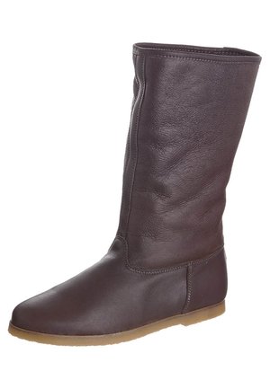 Donkerbruine leren laars tot halverwege de kuit met een platte beige zool en een gladde, afgeronde neus.