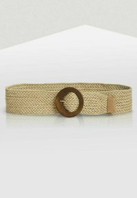 Cinturón tejido beige con una hebilla de madera circular, que presenta un acabado texturizado y un acento de cuero en un lado.