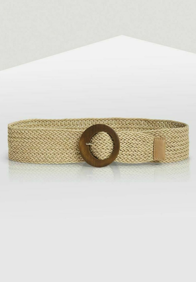 Cinturón tejido beige con una hebilla de madera circular, que presenta un acabado texturizado y un acento de cuero en un lado.