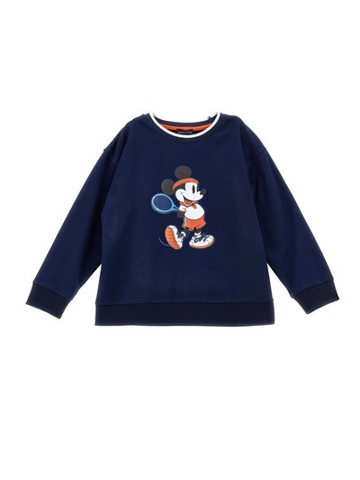 Námornícky modrý sveter s okrúhlym výstrihom, na ktorom je potlačená grafika Mickey Mouse hrajúceho tenis v oranžových a bielych akcentoch.