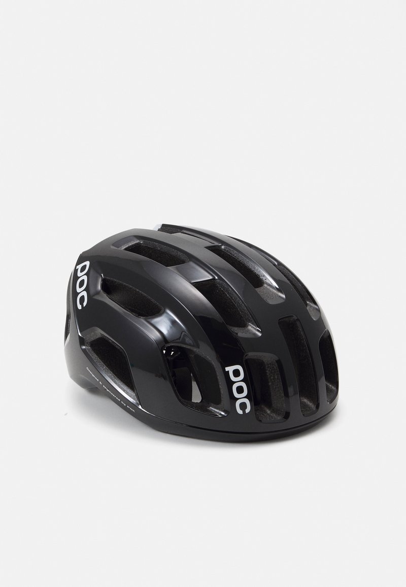 Casco de ciclismo negro con múltiples orificios de ventilación y un acabado suave y brillante. Presenta el logotipo blanco "poc" en un lado.