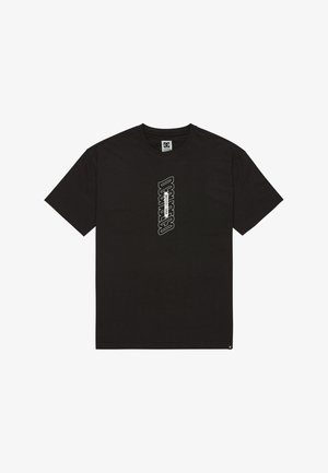 Schwarzes Baumwoll-T-Shirt mit kurzen Ärmeln. Hat stilisierte weiße Schrift, die vertikal auf der Vorderseite gedruckt ist. Klassischer Rundhalsausschnitt.