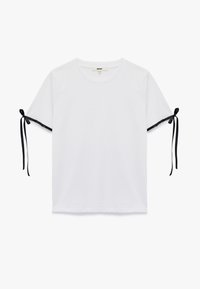 Witte katoenen t-shirt met korte mouwen, voorzien van zwarte satijnen linten aan de mouwranden. Ronde halslijn, casual pasvorm, gladde textuur.