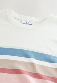 T-shirt en coton blanc avec des rayures horizontales pastel dans des teintes de rose clair, beige, bleu et sarcelle. Texture douce, col rond, coupe régulière.