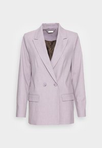 Dvoudílný blazer ve světle levandulové látce s klopami, dvěma předními kapsami a fialovými knoflíky. Hnědá podšívka je viditelná uvnitř.