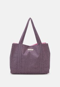 Fioletowa torba na ramię z wzorem w jodełkę, z dwiema solidnymi uchwytami i różowym wnętrzem. Nazwa marki "SUMMERY" jest umieszczona z przodu.