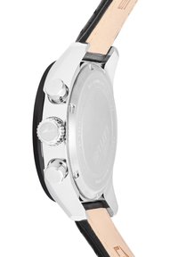 Reloj de acero inoxidable con una correa de cuero negra y beige. Presenta una caja redonda, tres coronas y grabado visible en la parte trasera.
