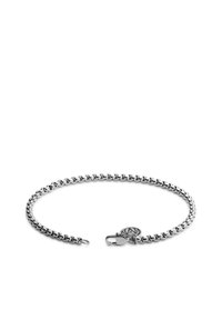 Sølvkjede armbånd med sammenflettede lenker, en sikker lås og en dekorativ støtte med et sirkulært design. Glatt tekstur.