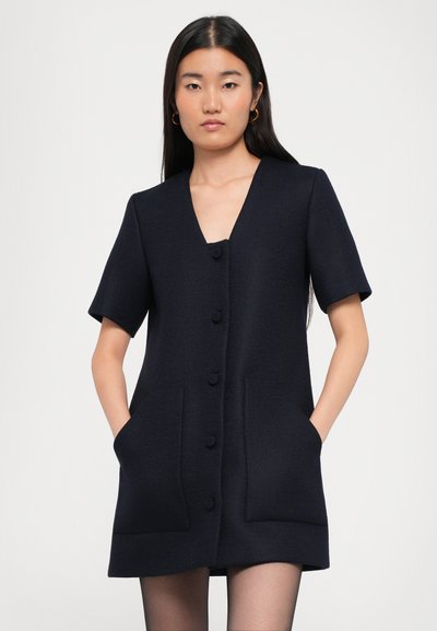 Rochie scurtă bleumarin dintr-un material texturat, având decolteu în V, mâneci scurte, nasturi pe față și două buzunare în față.