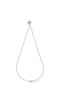 Collier en argent avec un pendentif en forme de compas, maillons fins et fermoir sécurisé. Le pendentif est orné des directions cardinales.