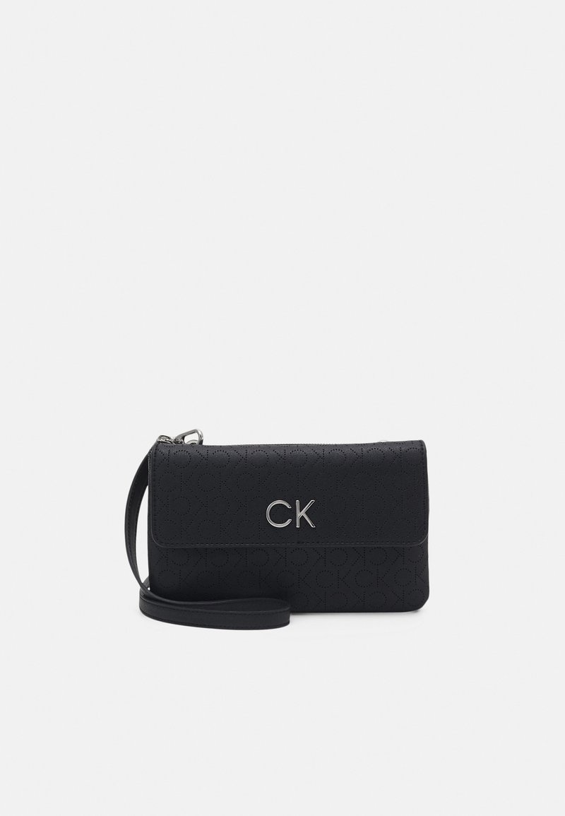 Pochette nera con polsiera, caratterizzata da un motivo a logo CK in rilievo ripetuto e iniziali CK in argento sulla cappetta frontale.