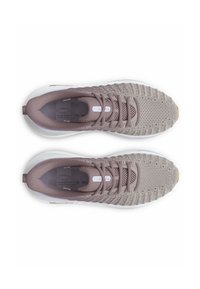 Lichte sportieve schoenen met een ademende taupe mesh bovenkant, een gestructureerd breiselontwerp en een witte rubberen zool met een gouden accent op de teen.