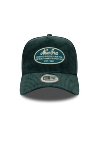Grønn kordfløyels baseballcaps med et brodert ovalt merke som har "New Era" og detaljer. Justerbart design med flat skjerm.