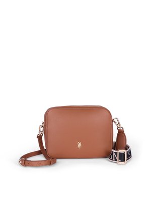 Sac bandoulière en cuir marron avec surface texturée, bandoulières réglables amovibles et petit emblème doré de cavalier à l'avant.