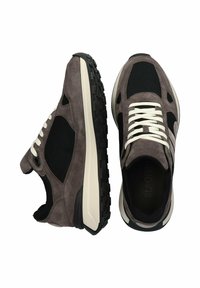 Sammets- och mesh-sneakers i grått och svart, med vita snören, texturerad sula och kontrasterande vita detaljer.