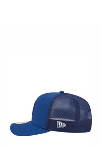 Blaues Cap mit einem festen Vorderteil und einem Netzrücken. Verfügt über einen gebogenen Schirm und ein Logo-Highlight. Material ist Stoff mit einer glatten Textur.