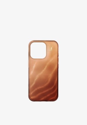 Funda para teléfono de carcasa rígida con un diseño brillante y ondulado en bronce y bordes transparentes. Cuenta con un recorte cuadrado para la cámara y una inscripción de texto.