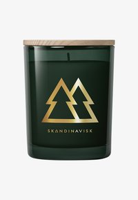Mörkgrön glasljusburk med trälock, guld geometrisk trädlogotyp och "SKANDINAVISK" text på framsidan.