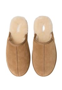 Brune ruskinds slippers med blød crème farvet shearlingforing; åben bagside design, rund tå og enkle sømdetaljer.