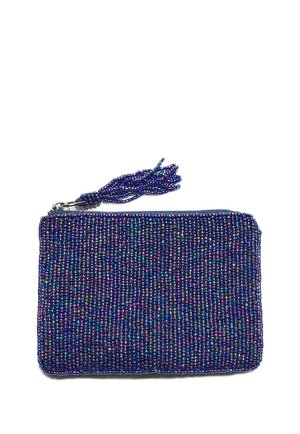 Kleine rechteckige dunkelblaue Perlenbörse mit Reißverschluss und passender Perlenquaste auf weißem Hintergrund.