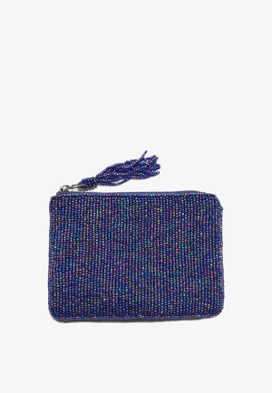Kleine rechteckige dunkelblaue Perlenbörse mit Reißverschluss und passender Perlenquaste auf weißem Hintergrund.