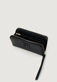Czarny portfel z teksturowanej skóry, ze złotym zamkiem błyskawicznym, paskiem na nadgarstek oraz logo Armani Exchange, pokazany częściowo otwarty, aby ukazać wnętrze z przegródkami.