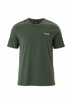 T-shirt vert à manches courtes pour homme avec col rond, bandes noires sur les épaules et une petite étiquette rectangulaire sur le côté gauche de la poitrine.