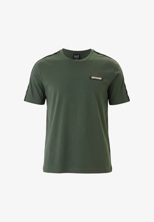 T-shirt vert à manches courtes pour homme avec col rond, bandes noires sur les épaules et une petite étiquette rectangulaire sur le côté gauche de la poitrine.