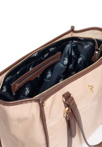 Borsa tote sintetica beige con dettagli in pelle marrone, chiusura con zip e fodera nera con un motivo a logo ripetuto. Include una tasca interna.