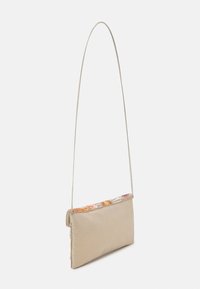 Clutch de tela beige con una parte superior de diseño colorido y una cadena plateada. Forma rectangular con una textura suave.