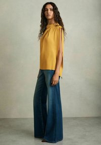 Reiss REGULAR FIT - SIMONE DRAPE-NECK SHELL - Toppi - yellow