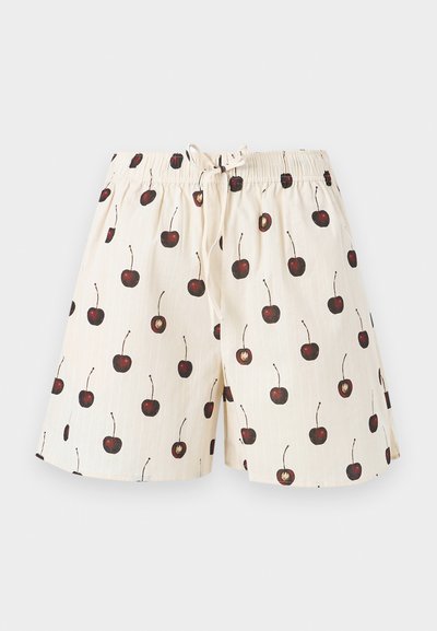 Σορτς σε κρεμ απόχρωση με κορδόνι στη μέση, διακοσμημένα με επαναλαμβανόμενο σκοτεινό κόκκινο μοτίβο κερασιών με κοτσάνια.