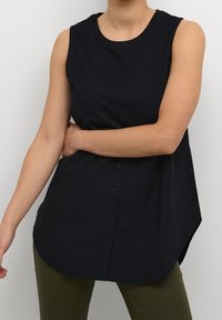 Schwarzes ärmelloses Top mit einem runden Halsausschnitt, Knopfverschluss auf der Vorderseite und einem abgerundeten Saum. Hergestellt aus einem glatten Stoff mit minimaler Textur.