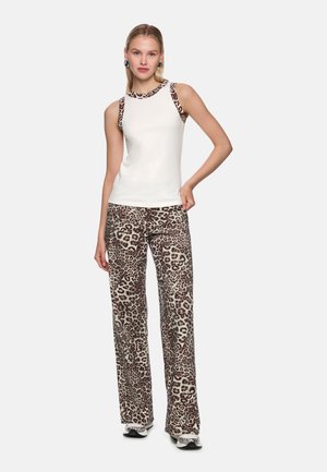 Weißes Tanktop mit gepunkteten Leopardenmuster-Trägern, kombiniert mit weit geschnittenen Hosen im passenden Leopardenmuster. Glatte Textur, lässiges Design.