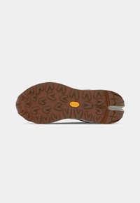 Semelle extérieure en caoutchouc marron avec des crampons multidirectionnels, tige en synthétique gris, et logo Vibram visible. Conçu pour l'adhérence et la durabilité.