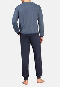 Herren-Loungewear-Set mit einem sweatshirt in Marineblau mit gestreiften Mustern, gerippten Bündchen und passenden Marineblauen Hosen, aus weichem Material und in lässiger Passform.
